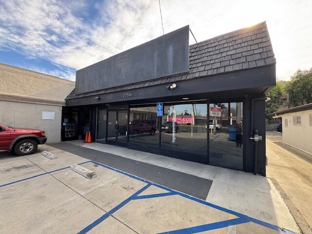 More Photos Of 22516 Ventura Blvd, Woodland Hills Freestanding For Lease