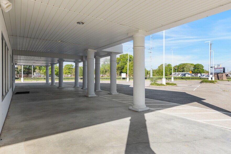 More Photos Of 2611 Ambassador Caffery Pky, Lafayette Storefront For Sale