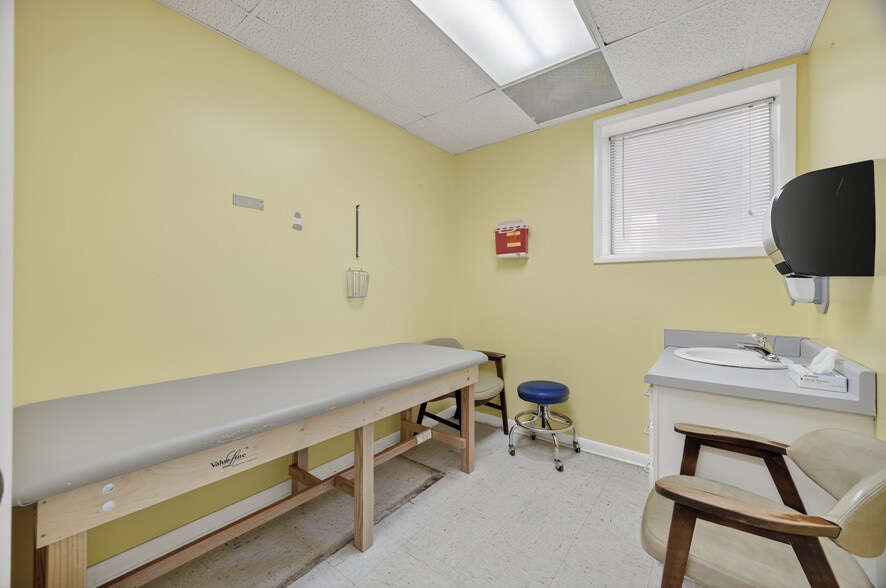 More Photos Of 207 Elk Ave S, Fayetteville Office For Sale