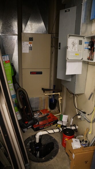 More Photos Of 7400-7440 NW River Park Dr, Parkville General Retail For Lease