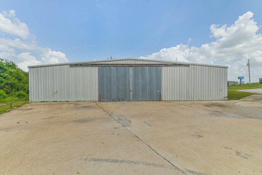 More Photos Of 1608 Highway 290 W, Brenham Showroom For Lease