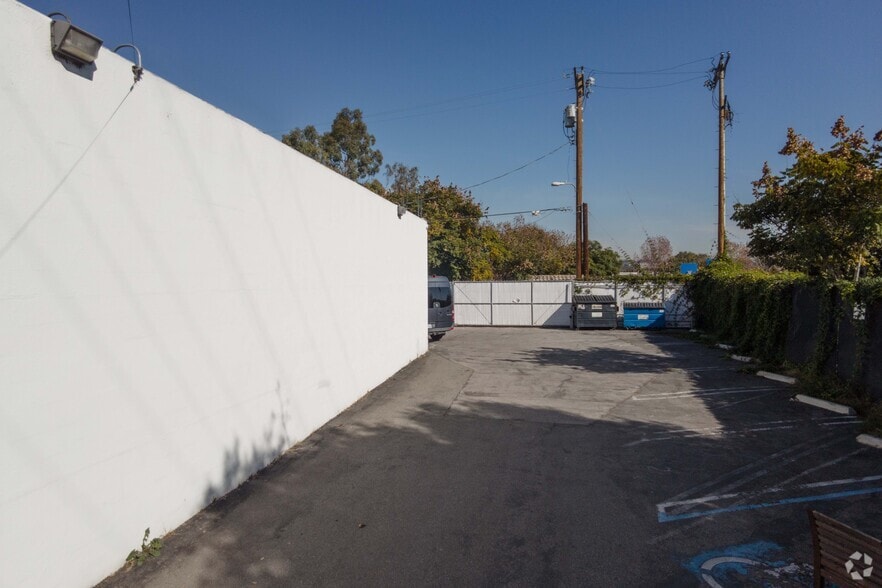 More Photos Of 5454 S Centinela Ave, Los Angeles Office For Sale