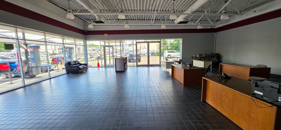 More Photos Of 2160 Straits Tpke, Middlebury Auto Dealership For Lease