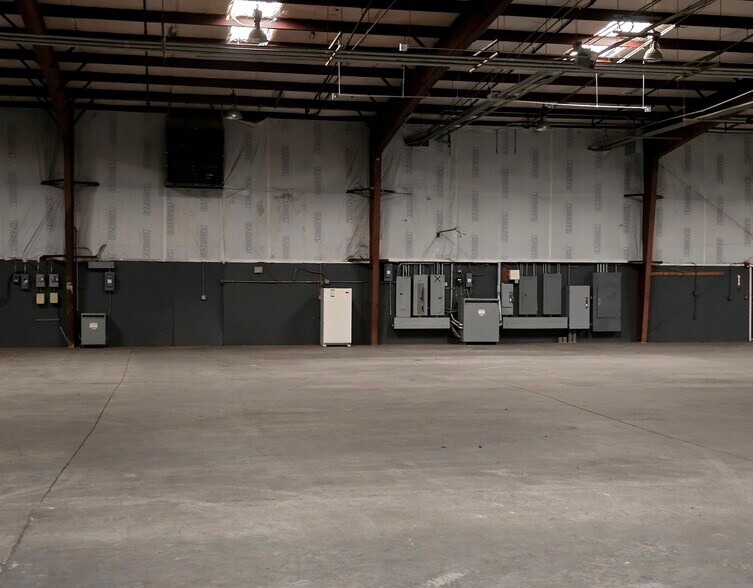 More Photos Of 913 Cobb Pky N, Marietta Warehouse For Lease