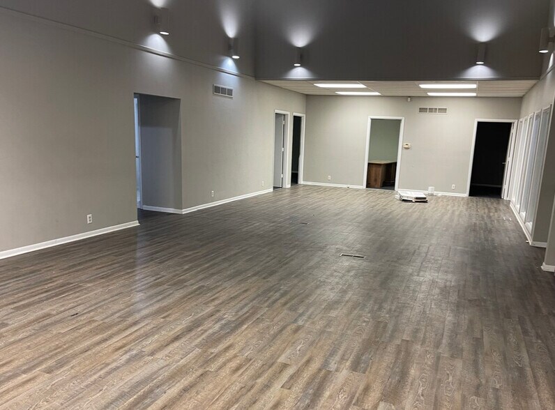 More Photos Of 5907 Highgrove Rd, Grandview Office For Lease