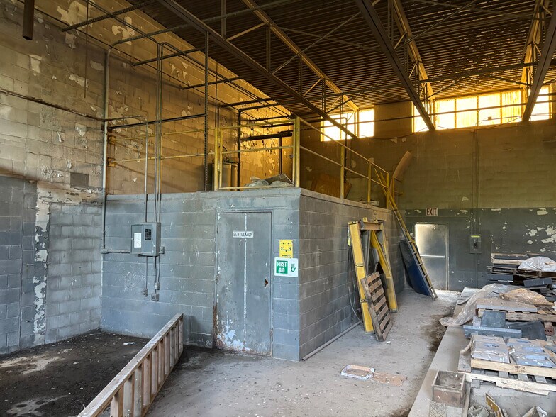 More Photos Of 125 N Blettner Ave, Hanover Industrial For Lease