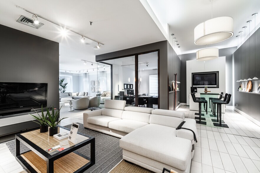 More Photos Of 9000-9012 Boul De L'acadie, Montréal General Retail For Lease