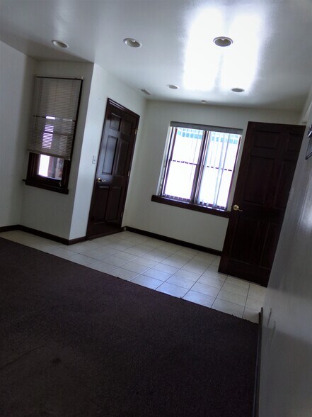 More Photos Of 39 E William St, Delaware Light Distribution For Lease