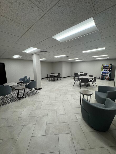 More Photos Of 188 Industrial Dr, Elmhurst Office For Lease