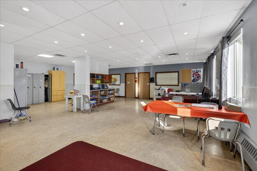 More Photos Of 11831 123 St NW, Edmonton Office For Sale