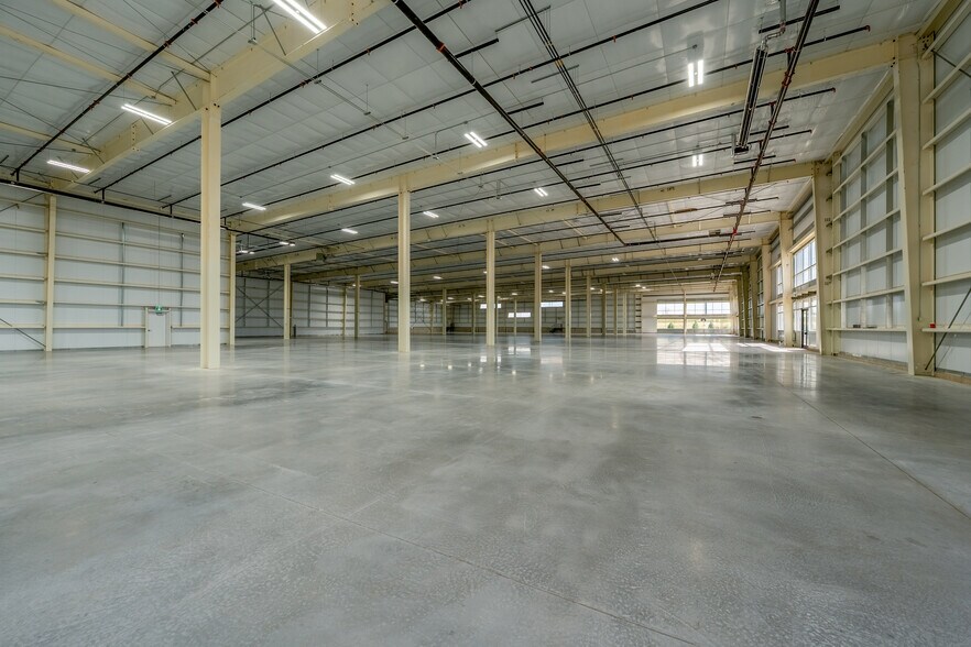 More Photos Of 155 Dennis Rd, St Thomas Distribution For Lease