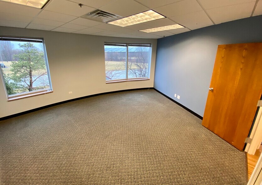 More Photos Of 165 E Commerce Dr, Schaumburg Flex For Lease