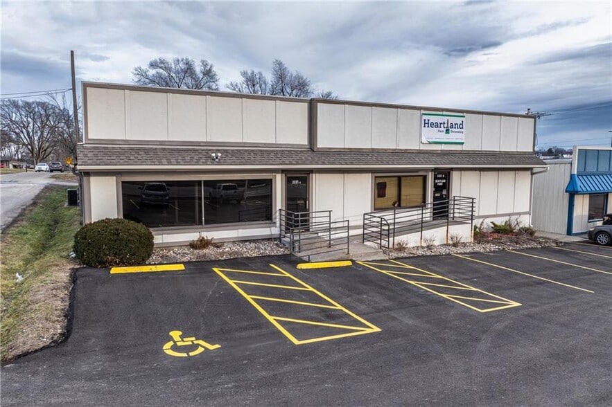 More Photos Of 2327 N Belt Hwy, Saint Joseph General Retail For Lease