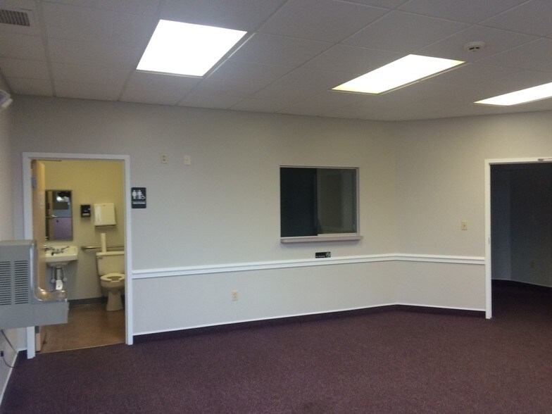 More Photos Of 8790 E Market St, Warren Medical For Sale