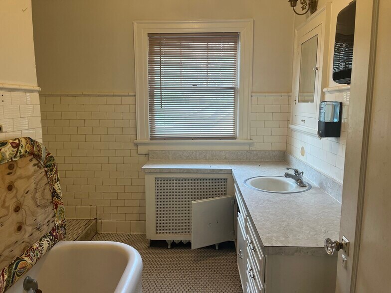 More Photos Of 1129 Walnut St, Springfield Restaurant For Sale