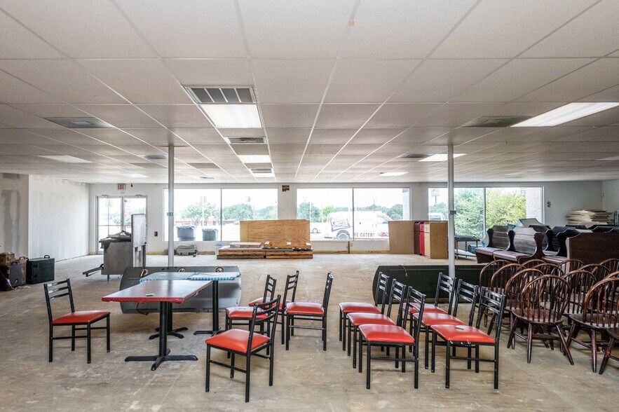 More Photos Of 1600 N Interstate 35 E, Lancaster Storefront Retail Office For Lease