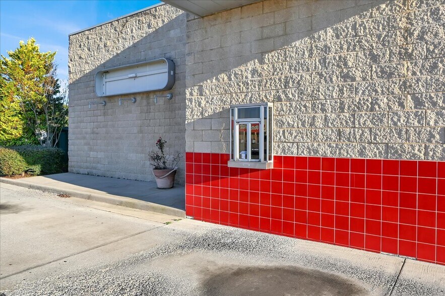 More Photos Of 812 Main St NE, Hanceville Fast Food For Sale