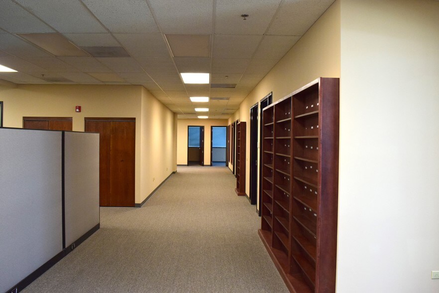 More Photos Of 1952 Mcdowell Rd, Naperville Business Park For Lease