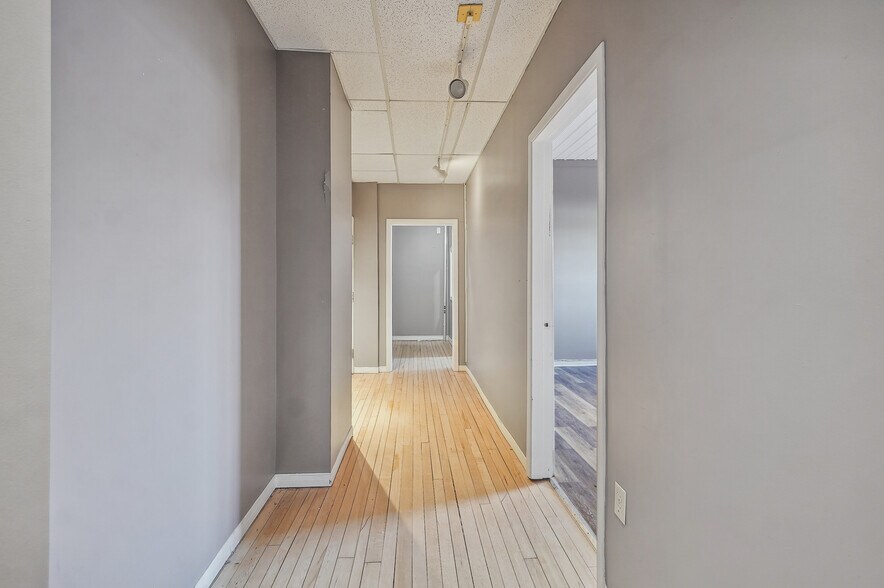 More Photos Of 32 Rue Saint-Charles, Longueuil Office For Lease