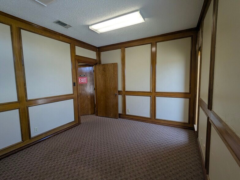 More Photos Of 304 Harwood Rd, Bedford Medical For Lease