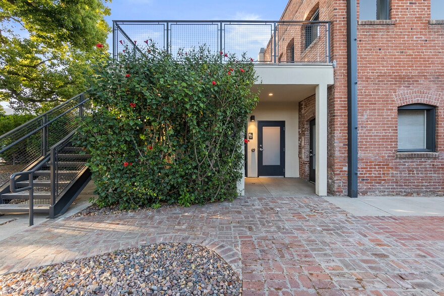 More Photos Of 207 S Fair Oaks Ave, Pasadena Unknown For Lease