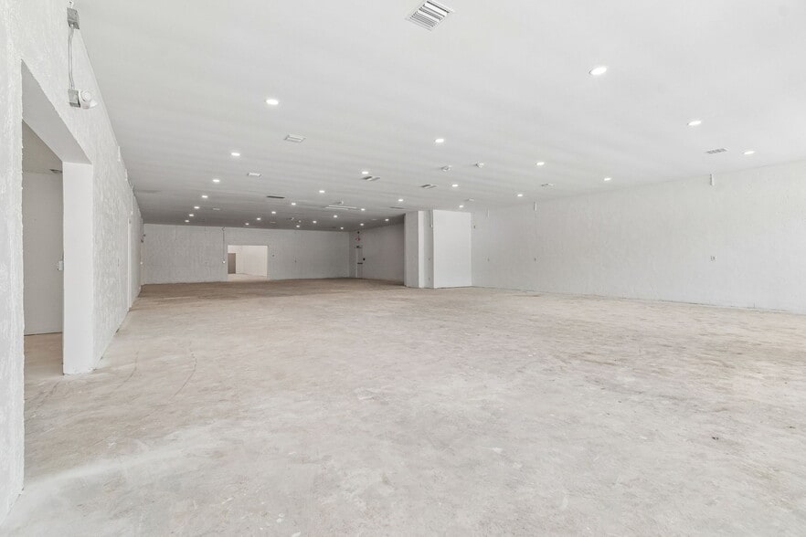 More Photos Of 1956 Kingsley Ave, Orange Park General Retail For Sale