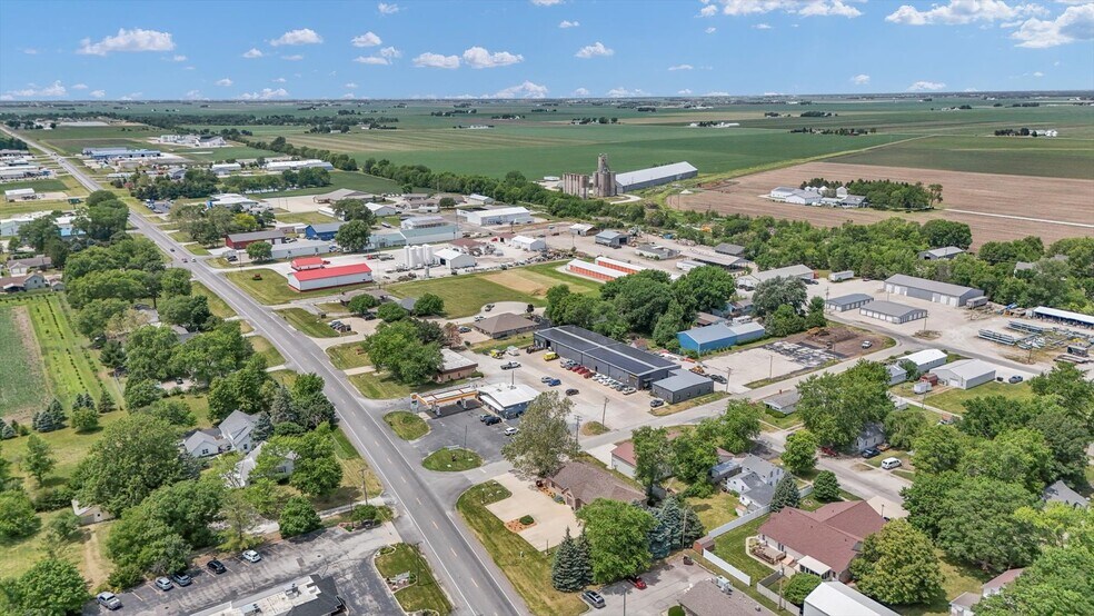 More Photos Of 606 W Oak St, Fairbury Office For Sale