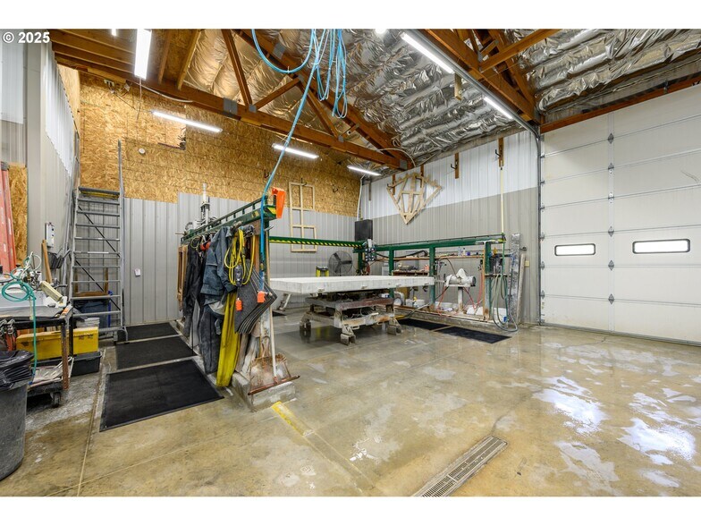 More Photos Of 161 Heritage Way, Roseburg Light Manufacturing For Sale