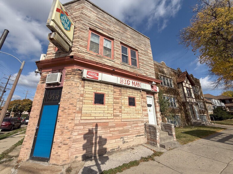 More Photos Of 1932 W Capitol Dr, Milwaukee General Retail For Sale