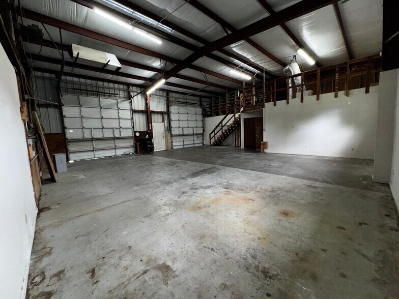 More Photos Of 9123 Thomasville Dr, Houston Warehouse For Lease