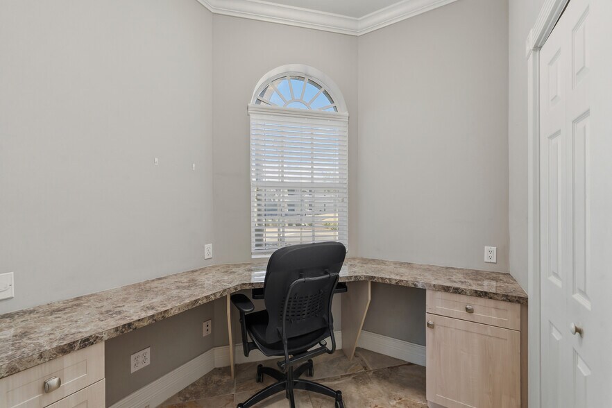 More Photos Of 3193 SE Dixie Hwy, Stuart Office For Sale