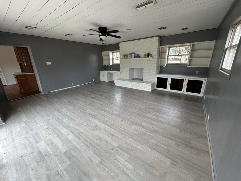 More Photos Of 404 N Henderson Blvd, Kilgore Office For Lease