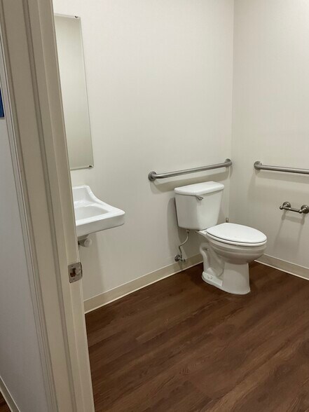 More Photos Of 305 N Beech Cir, Broken Arrow Medical For Lease