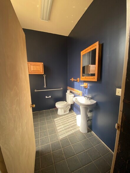 More Photos Of 116 Courthouse Sq, Edgefield Storefront For Lease