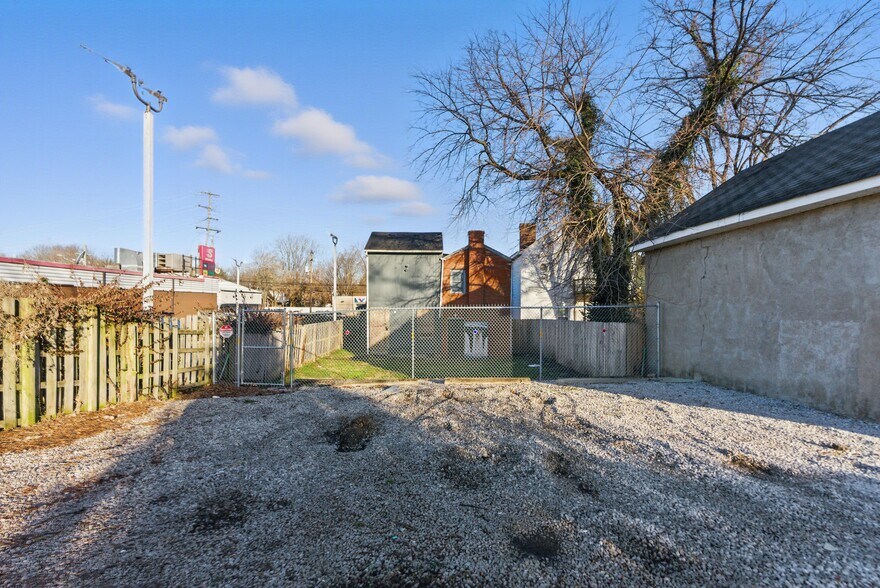 More Photos Of 724 N Broadway, Lexington Freestanding For Sale