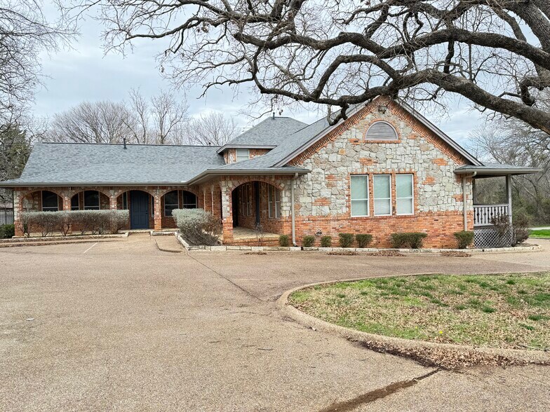 More Photos Of 703 Main St, Lake Dallas Showroom For Sale