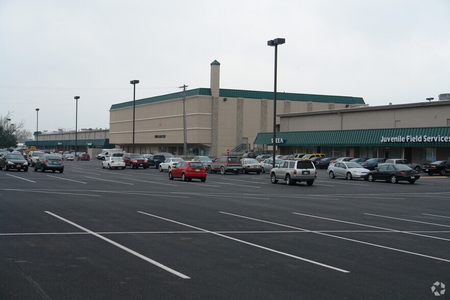 More Photos Of 910-980 S Oliver St, Wichita Storefront For Lease