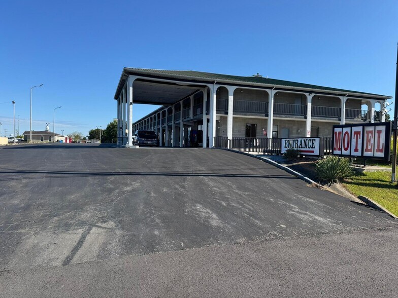More Photos Of 990 Maple St, Russell Springs Hotel For Sale