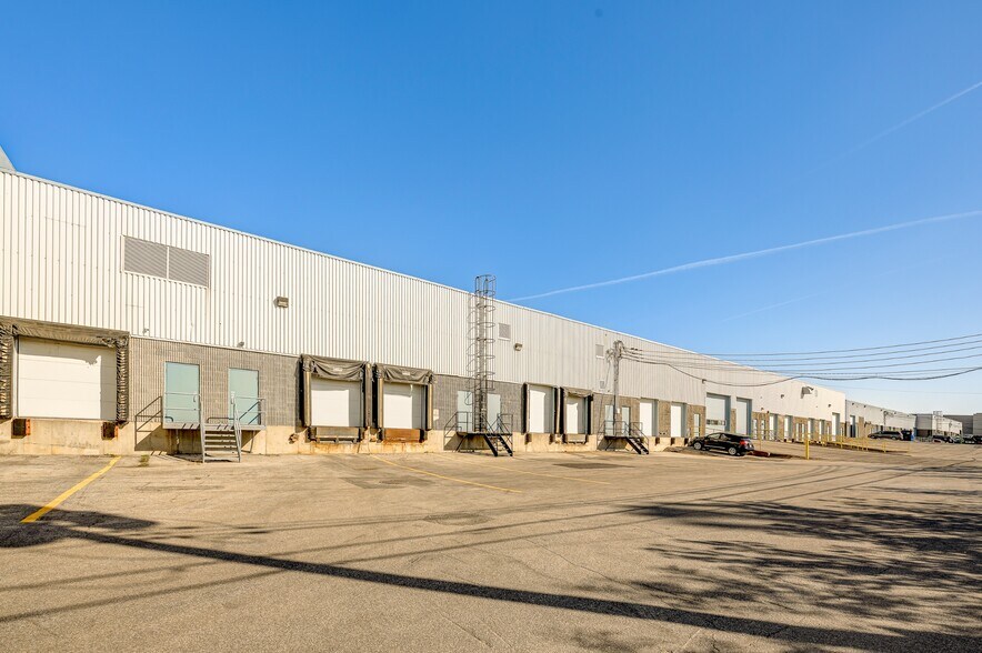 More Photos Of 8740-8878 Blvd Pie-IX, Montréal Warehouse For Lease