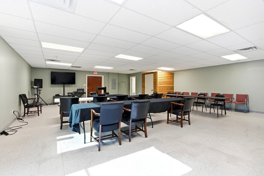 More Photos Of 622 W Market St, Bolivar Medical For Sale