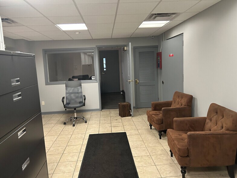 More Photos Of 70 Ridge Rd, Ontario Showroom For Lease