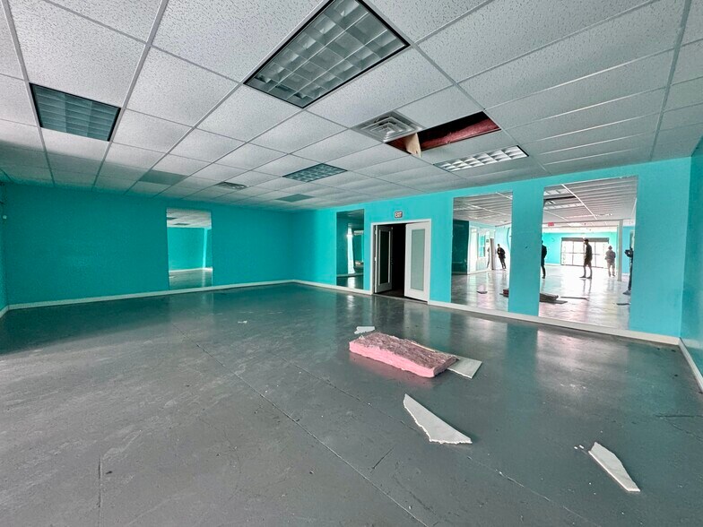 More Photos Of 10679 Harry Hines Blvd, Dallas Showroom For Lease