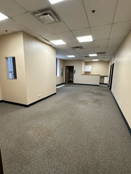 More Photos Of 805 Forestwood Dr, Romeoville Warehouse For Lease