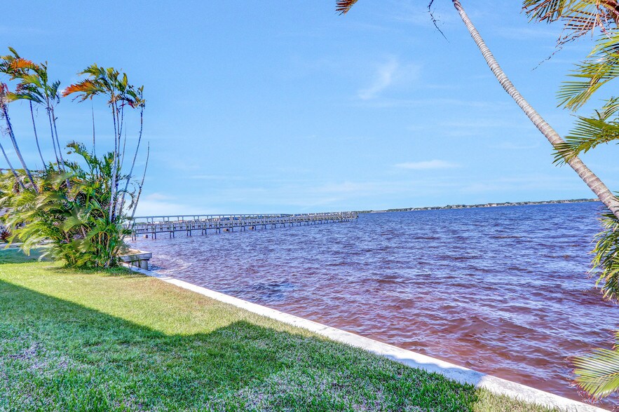More Photos Of 117 SE Seminole St, Stuart Medical For Sale