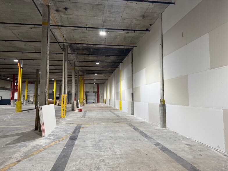 More Photos Of 3900 W Coachman Ave, Tampa Warehouse For Lease