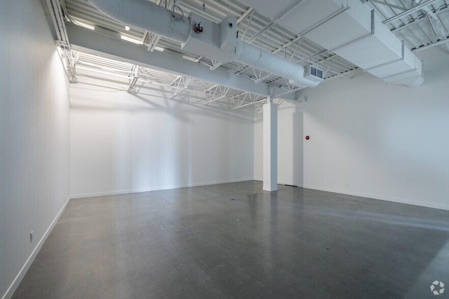 More Photos Of 4700-4762 Louis-B.-Mayer Rue, Laval Showroom For Sale