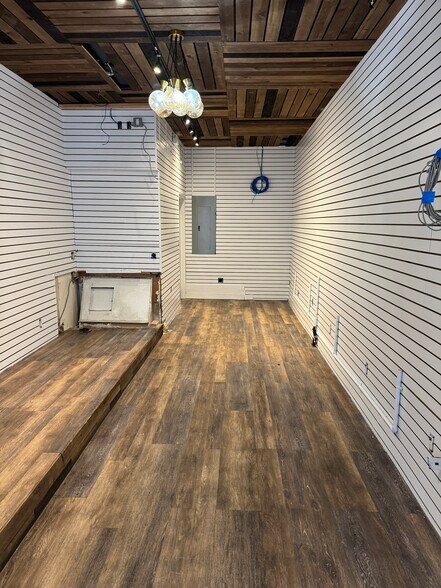 More Photos Of 176 W 72nd St, New York Storefront For Lease