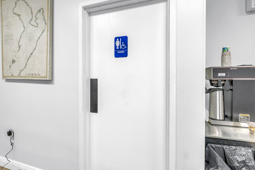 More Photos Of 8440 4th St N, Saint Petersburg Freestanding For Sale