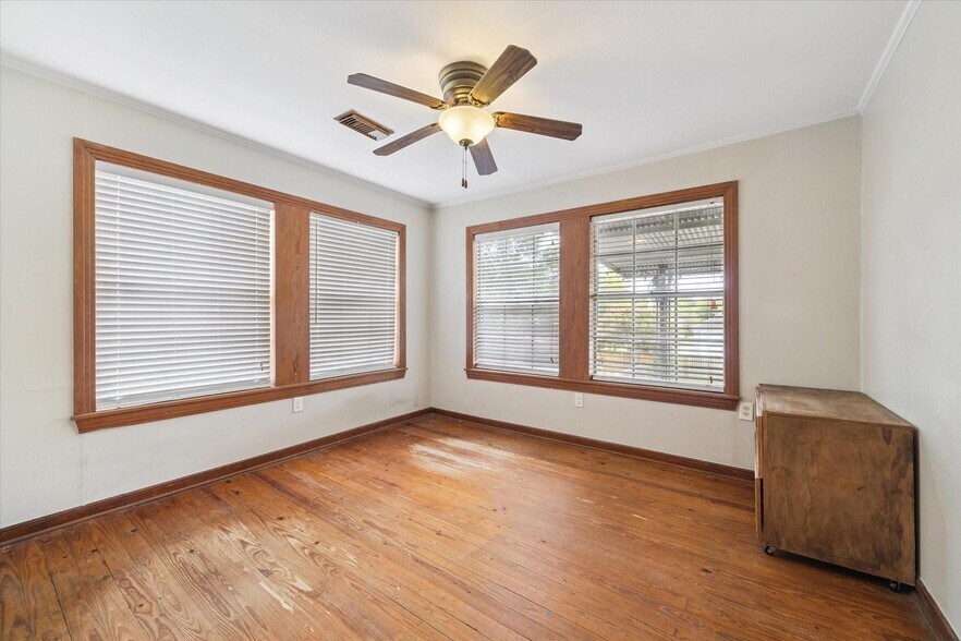 More Photos Of 510 E Main St, Humble Office For Sale