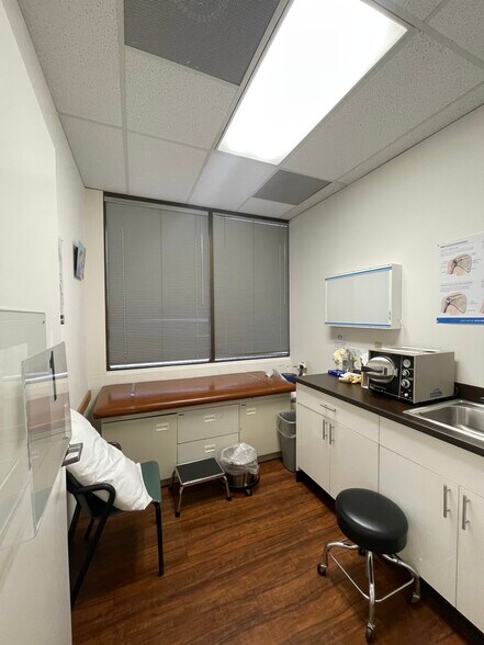 More Photos Of 98-1247 Kaahumanu St, Aiea Office For Sale